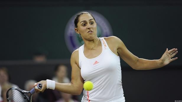 Eine Tennisspielerin schlägt einen Ball während eines Matches.