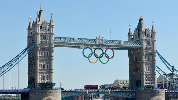 Die Tower Bridge in London mit den olympischen Ringen zwischen den Türmen.