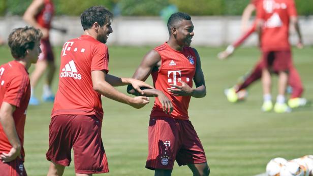 Fußballspieler des FC Bayern München beim Training auf dem Rasen.