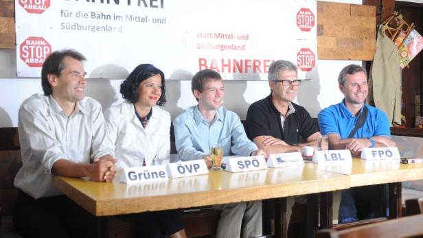 Politiker verschiedener Parteien sitzen an einem Tisch zum Thema Bahnausbau in Mittel- und Südburgenland.