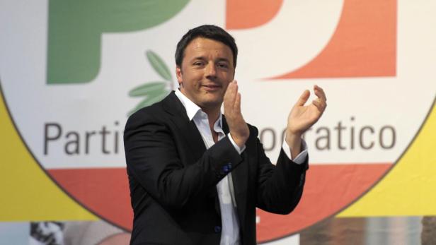 Matteo Renzi applaudiert vor dem Hintergrund des Logos des Partito Democratico.