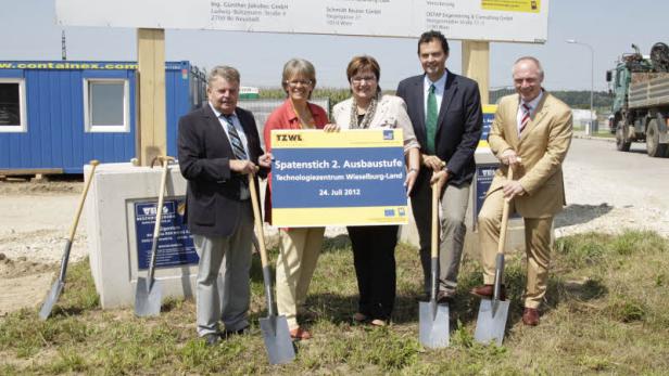 Eine Gruppe von Personen hält Spaten für den Spatenstich des Technologiezentrums Wieselburg-Land am 24. Juli 2012.