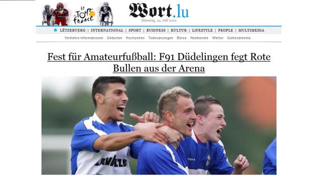 Jubelnde Fußballspieler des F91 Düdelingen feiern einen Sieg.