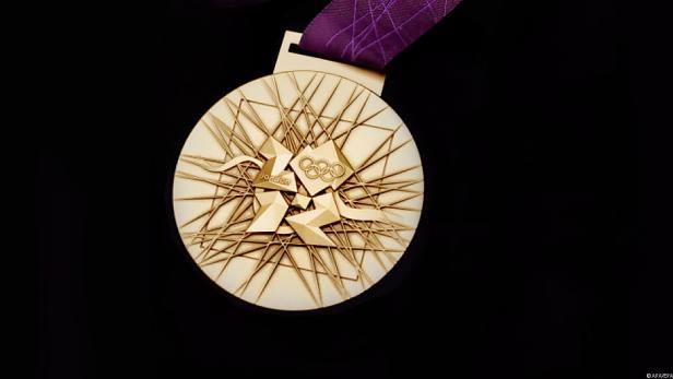 Eine Goldmedaille der Olympischen Spiele in London vor schwarzem Hintergrund.