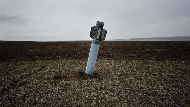 Wie ein Mahnmal für den eingefrorenen Krieg in der Ostukraine: eine nicht explodierte Rakete