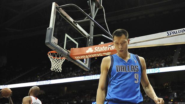 Yi Jianlian im Trikot der Dallas Mavericks während eines Basketballspiels.