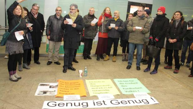 Eine Gruppe von Menschen demonstriert mit Schildern für die Rechte des kurdischen Volkes.