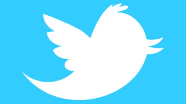 Das stilisierte, weiße Vogellogo von Twitter auf hellblauem Hintergrund.