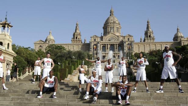 Das US-amerikanische Basketballteam posiert vor dem Nationalpalast in Barcelona.
