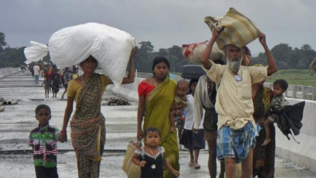 REUTERSVillagers with their belongings move to relief camps as they leave their locality after violence at Chirang district in the northeastern Indian state of Assam July 24, 2012. Police shot at a roving mob in Assam on Tuesday as security forces struggl Indien: 170.000 Menschen auf der Flucht