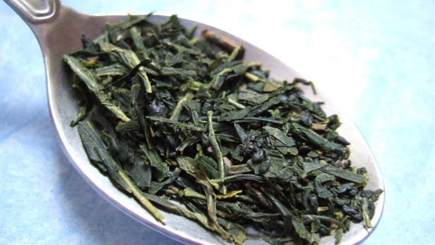 Im Gegensatz zu Schwarzem Tee wird Grüntee nicht fermentiert. Aus diesem Grund bleiben mehr der im frischen Blatt vorhandenen Wirkstoffe erhalten. Matcha-Tee ist die zurzeit trendige Variante des Grüntees, bei der die Teeblätter fein zermahlen werden.