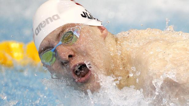 Ein Schwimmer mit Badekappe und Schwimmbrille im Wasser.