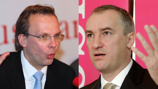 Zwei Männer in Anzügen gestikulieren vor Kameras.