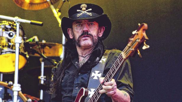 Lemmy Kilmister von Motörhead spielt Bass auf der Bühne.