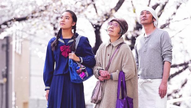 Drei Generationen bezaubert von  Kirschblüten und Bohnenpaste: Kyara Uchida (li.), Kirin Kiki (Mitte) und  Masatoshi Nagase 