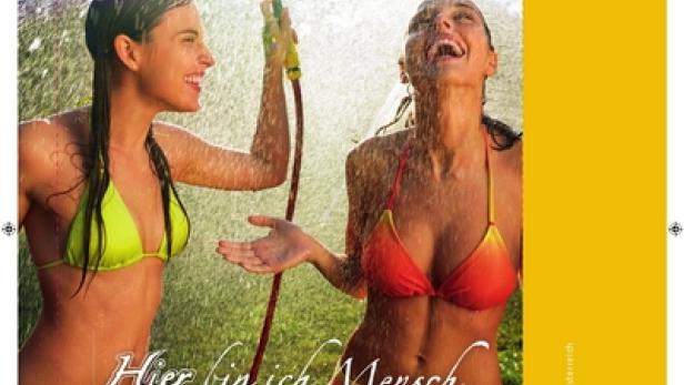 Zwei Frauen im Bikini werden mit einem Gartenschlauch bespritzt.