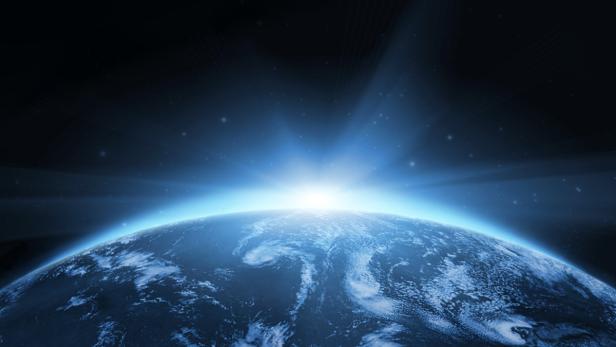 Die Erde mit einem hellen blauen Schein vor dem dunklen Weltraum.