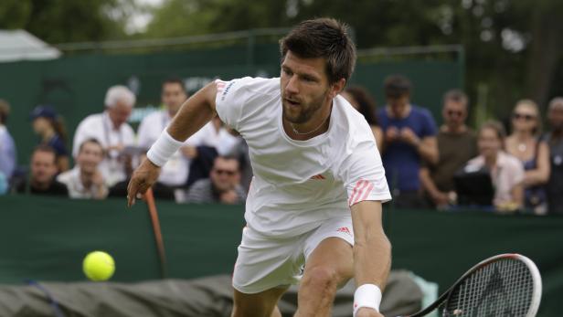 Ein Tennisspieler schlägt einen Ball während eines Matches.