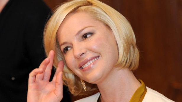 Katherine Heigl lächelt und blickt zur Seite.