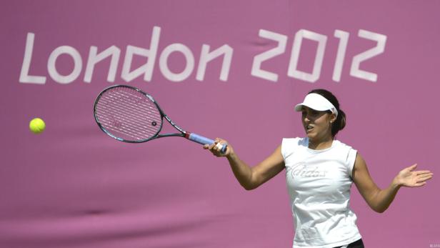 Eine Tennisspielerin schlägt einen Ball vor dem Hintergrund „London 2012“.