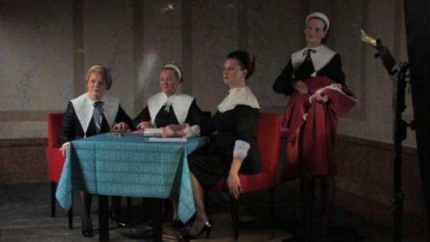 Vier Frauen in historisch anmutenden Kostümen posieren in einem Raum.