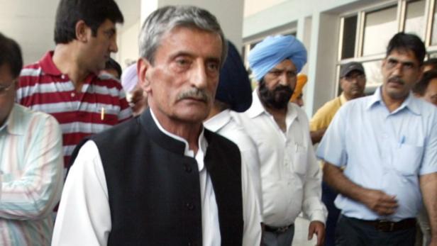 Eine Gruppe von Männern steht zusammen, einer trägt einen blauen Turban.