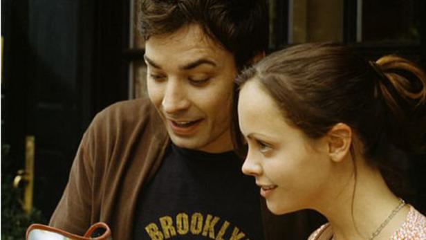 Jimmy Fallon und Christina Ricci scheinen sich über etwas zu amüsieren.