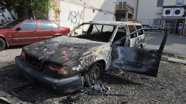 Dieser Wagen brannte komplett aus, die beiden nebenan parkenden Fahrzeuge wurden beschädigt