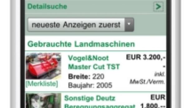 Ein Smartphone zeigt die Website Landwirt.com mit Angeboten für gebrauchte Landmaschinen.
