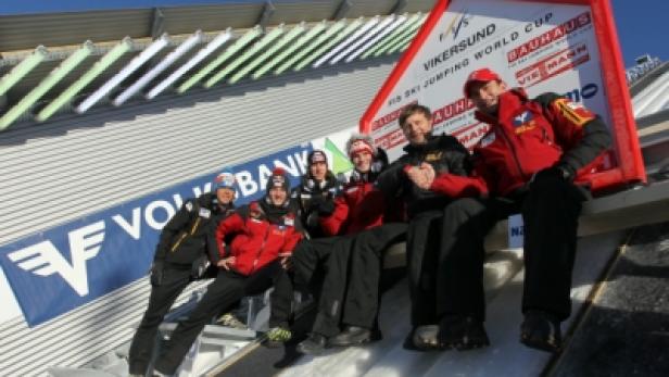 Eine Gruppe Skispringer posiert auf der Vikersund Skiflugschanze für ein Foto.
