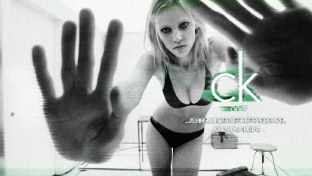 Eine Frau in Unterwäsche posiert für eine CK One-Werbung.