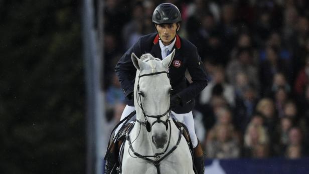 APA/ANDREAS PESSENLEHNERAPA9546926 - 22092012 - WIEN - ÖSTERREICH: Int. Spring- und Dressurreitturnier "Vienna Maste12" im Rahmen men der "Global Champions Tour" am Sag, 22. 22. Smber2, auf dem Wiener Rar Rathausplatz. Im Bild:ild:Stefan Eder (AUT) auf Ein Reiter auf einem weißen Pferd bei einem Reitturnier.