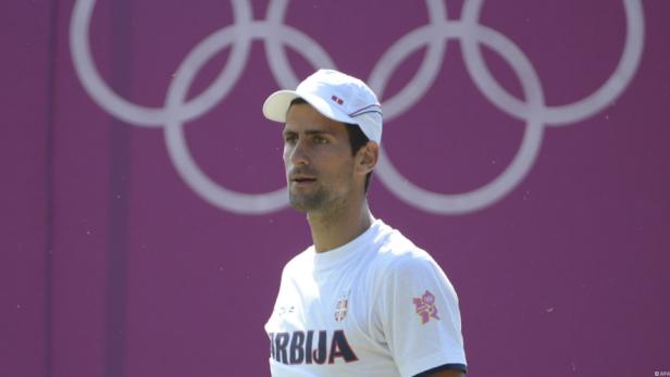 Novak Đoković vor dem Hintergrund der olympischen Ringe.