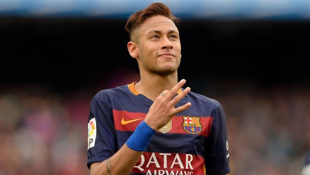 Neymar im Trikot des FC Barcelona blickt nach oben.