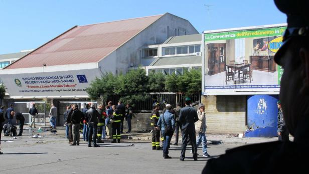 Bei einem Bombenanschlag vor einer Berufsschule in der süditalienischen Stadt Brindisi ist am Samstag ein 16-jähriges Mädchen getötet worden.