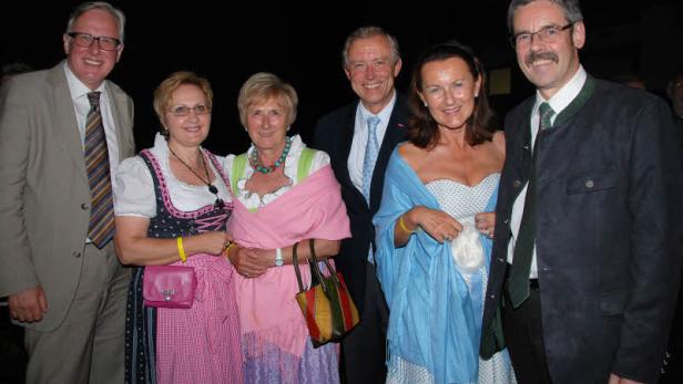 Eine Gruppe von sechs Personen posiert für ein Foto, einige in Tracht gekleidet.