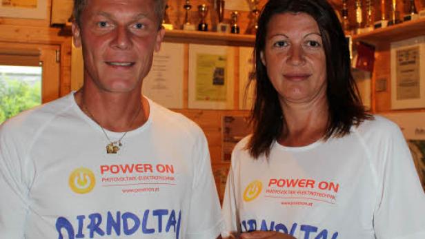 Zwei Personen mit Medaillen des Dirndltal Extrem Ultramarathons 2012.