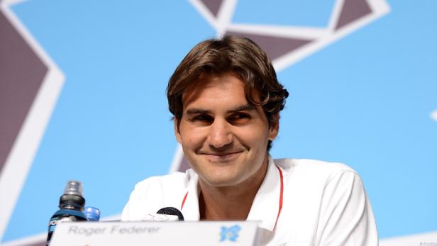 Roger Federer lächelt bei einer Pressekonferenz.