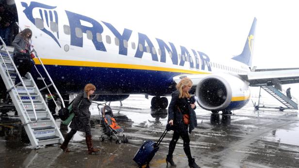 Im neuen Geschäftsjahr werde der Überschuss voraussichtlich nur noch zwischen 400 und 440 Mio. Euro liegen, kündigte Ryanair an.