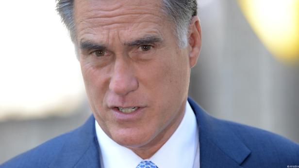 Nahaufnahme von Mitt Romney in einem blauen Anzug.