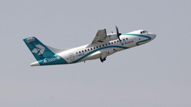 Ein Flugzeug der Air Dolomiti startet.