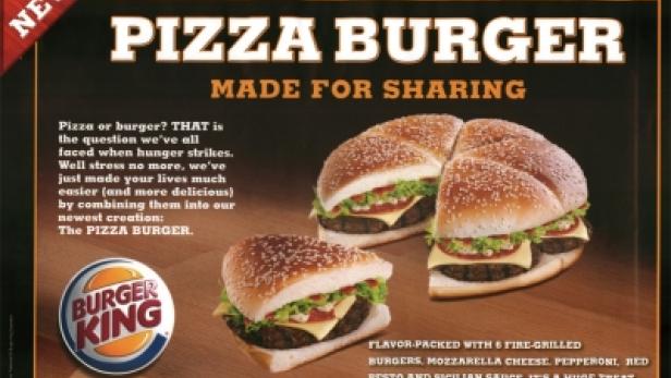 Ein Pizza Burger von Burger King, der mit Mozzarella, Pepperoni, Pesto und Sauce belegt ist.