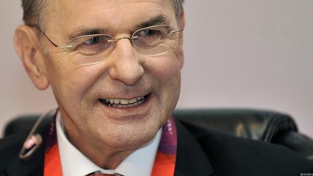 Ein älterer Mann mit Brille lächelt in die Kamera.