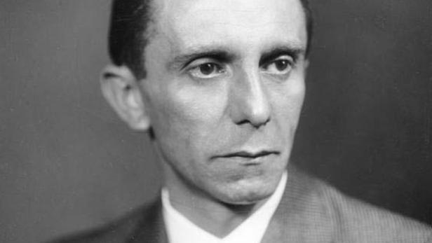 Ein Porträt von Joseph Goebbels in Schwarzweiß.