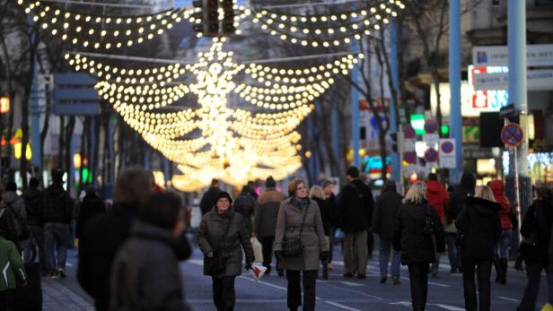 Die Mariahilfer Straße wird - wie in den Jahren zuvor - auch heuer an Adventssamstagen zur Gänze als Fußgängerzone geöffnet.