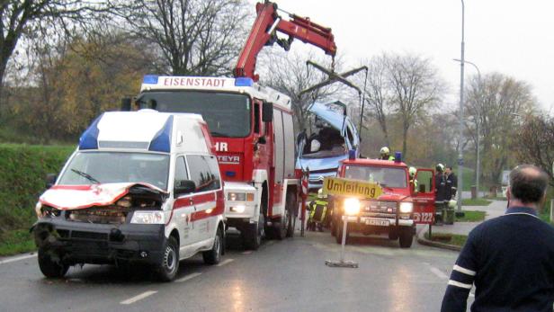 Ein Unfall mit Feuerwehr, Rettungswagen und beschädigten Fahrzeugen auf einer Straße.