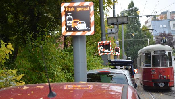 Park genau: Das Warnschild soll ein Bewusstsein dafür schaffen, dass Autofahrer mit unkorrekter Parkposition Bim oder Bus behindern könnten.