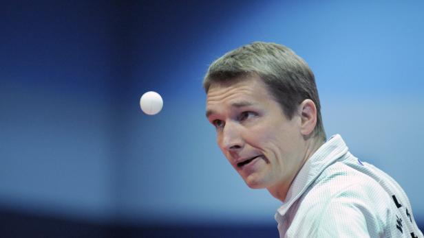 Ein Mann blickt auf einen Tischtennisball.