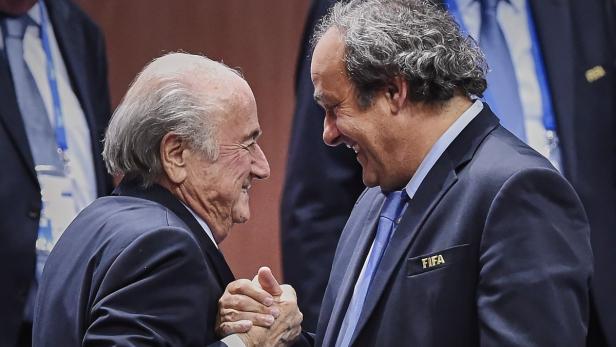 Sepp Blatter und Michel Platini schütteln sich die Hände.