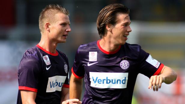 Zwei Fußballspieler des FK Austria Wien in ihren Trikots.